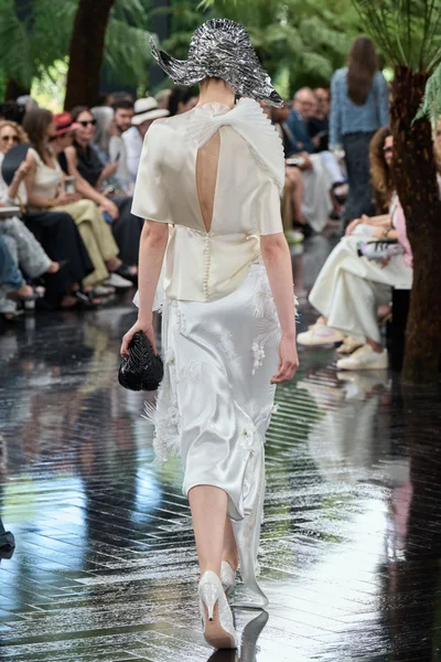 Look 100